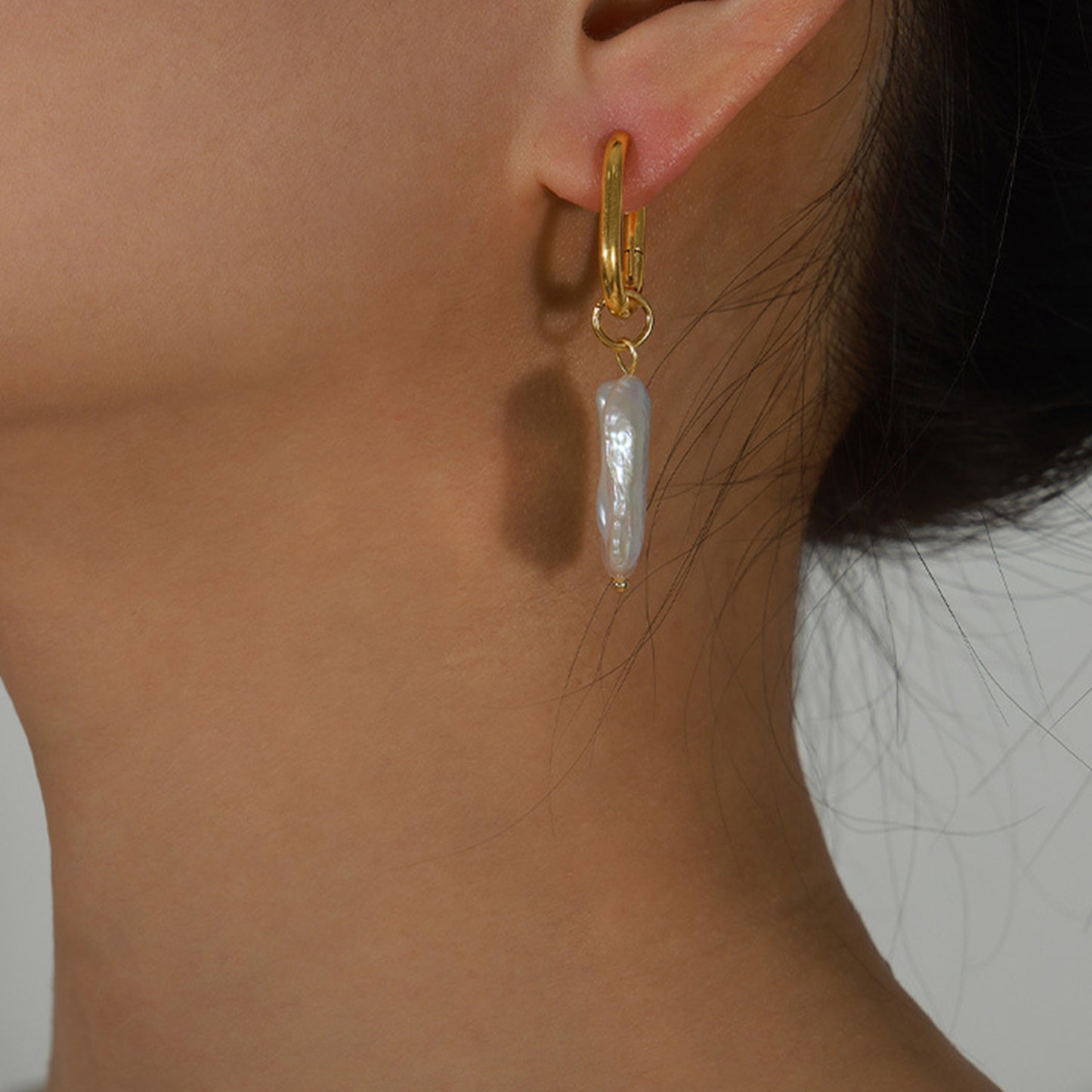 Boucles d'oreilles pendantes en acier et titane avec perles d'eau douce