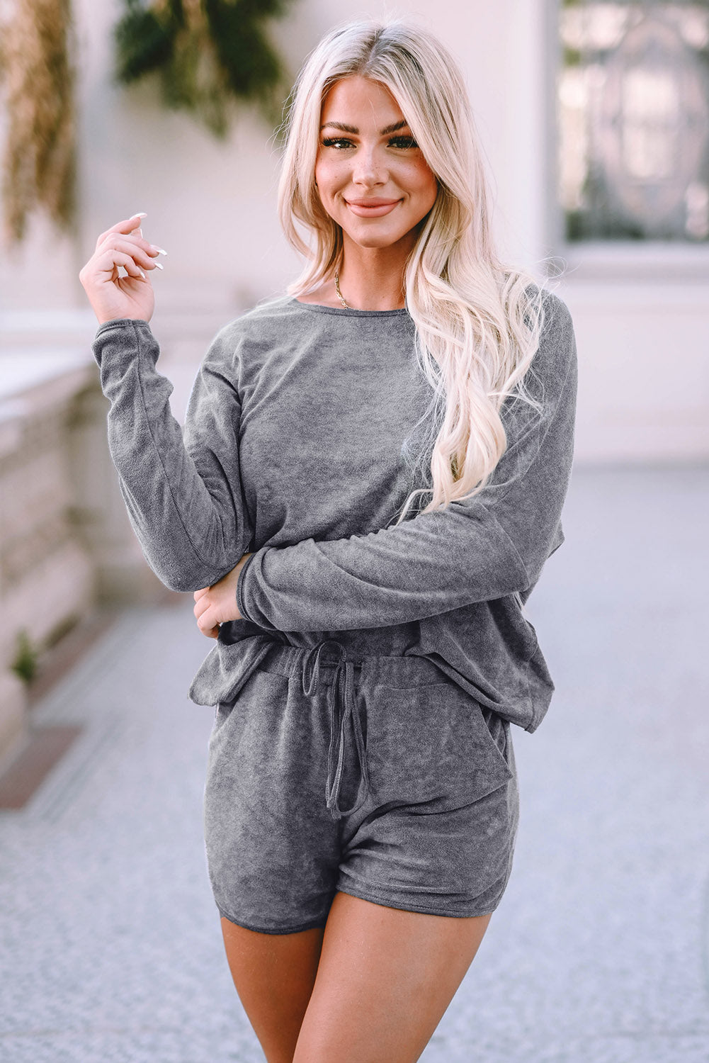 Ensemble de salon gris avec haut à manches longues et short à cordon de serrage