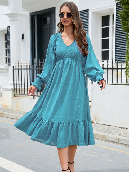 Robe smockée à col en V et manches lanternes avec ourlet à volants