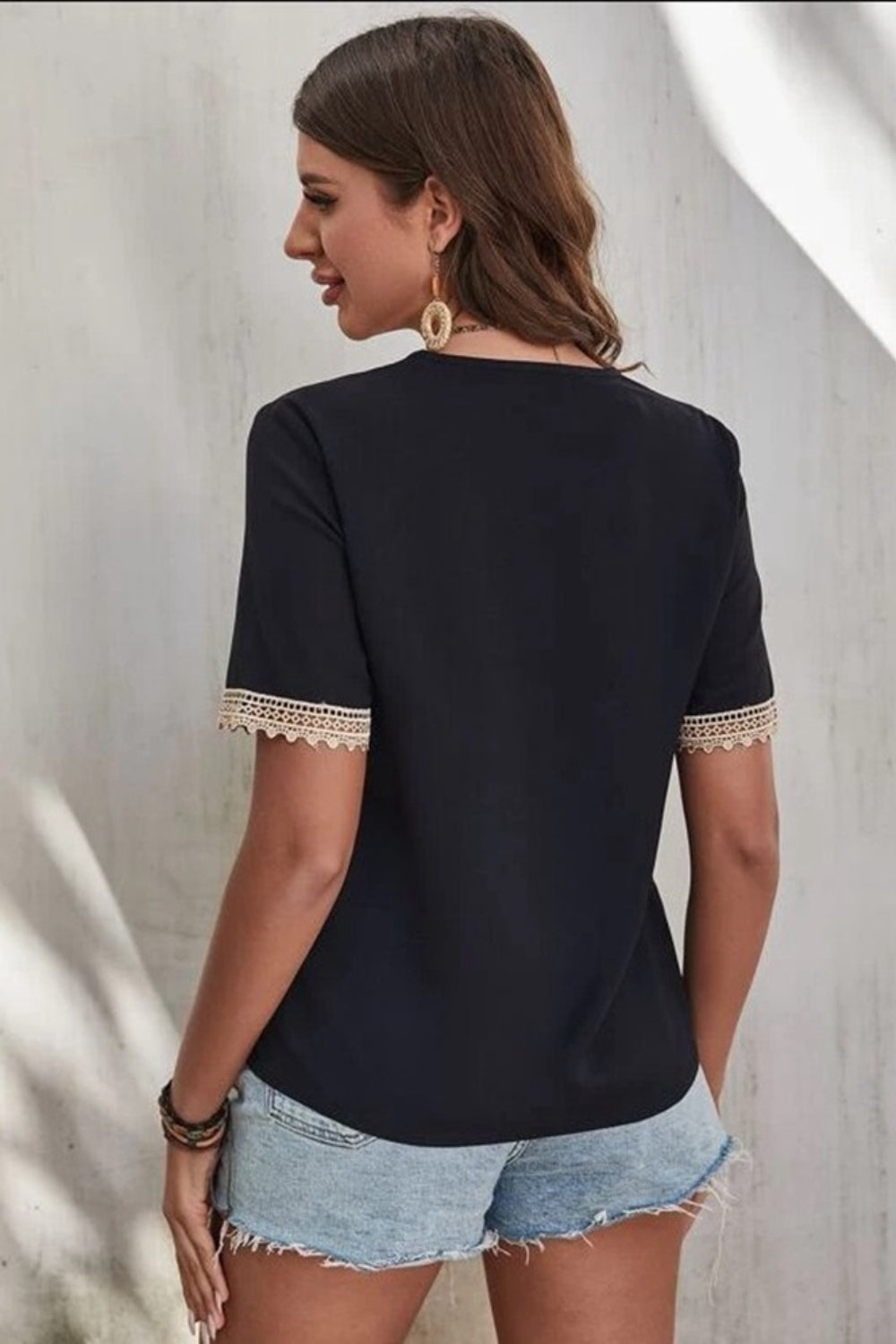 Blusa de manga corta con cuello en V y detalle de encaje de tamaño completo