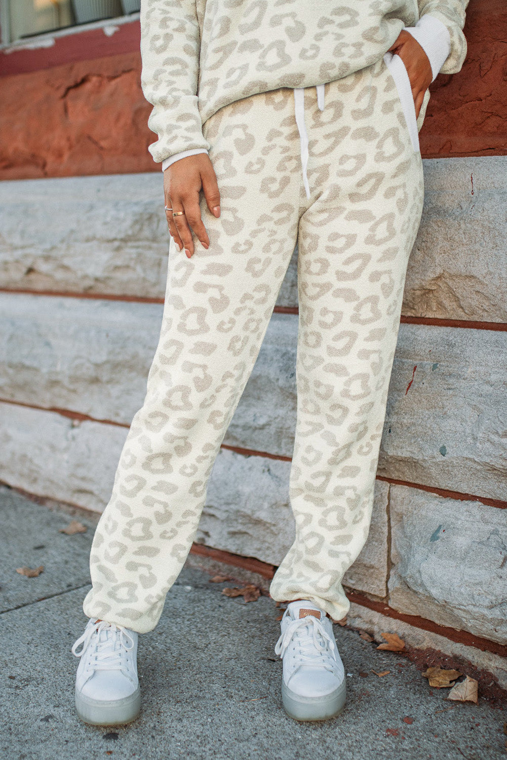 Conjunto de salón con pantalón con cordón y jersey de leopardo blanco