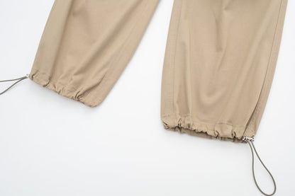 Las mujeres usan pantalones jogger de cintura alta con herramientas y pantalones casuales atados al tobillo