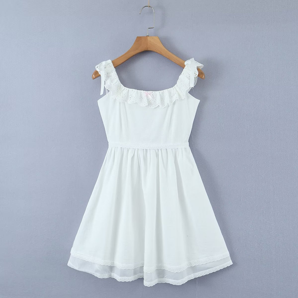 Vestido blanco de verano con diseño de nicho y manga corta abullonada