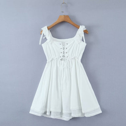 Vestido blanco de verano con diseño de nicho y manga corta abullonada