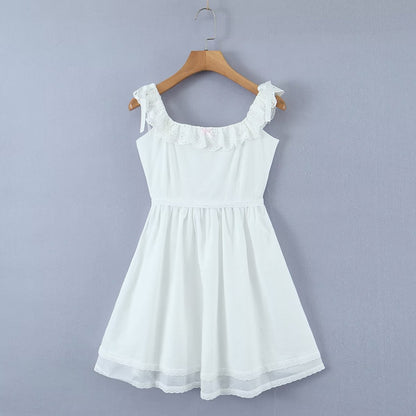 Vestido blanco de verano con diseño de nicho y manga corta abullonada