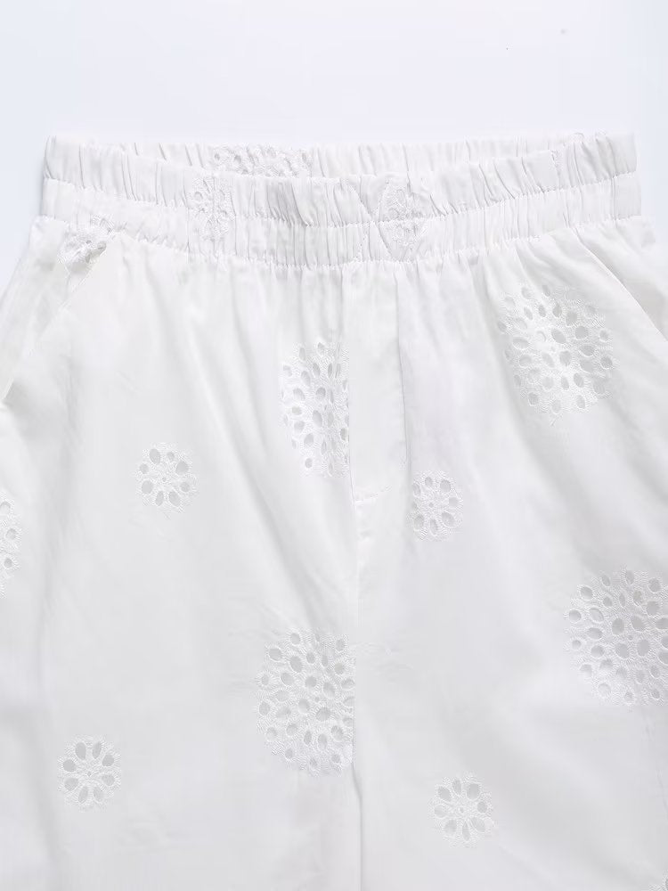 Ropa de mujer Pantalones cortos blancos de oficina sueltos bordados con recortes calados de verano