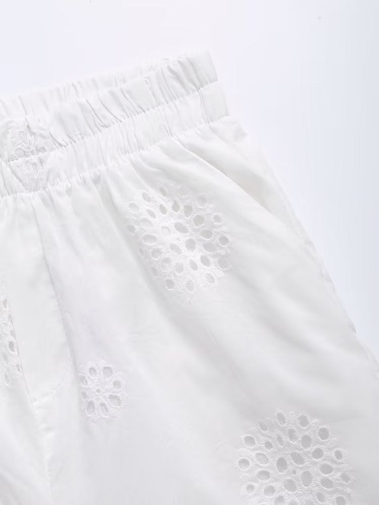 Ropa de mujer Pantalones cortos blancos de oficina sueltos bordados con recortes calados de verano