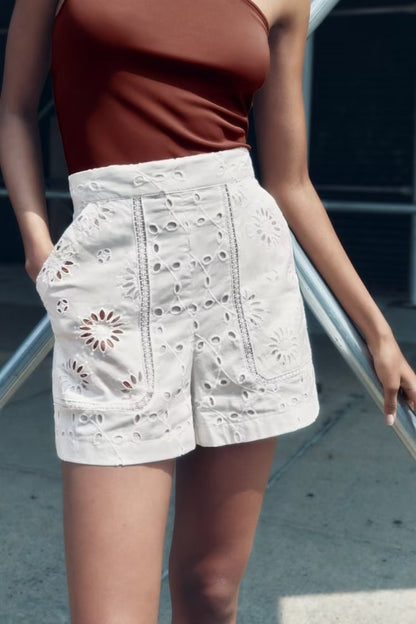 Pantalones cortos informales con diseño de recorte calado bordados de cintura alta de verano para mujer