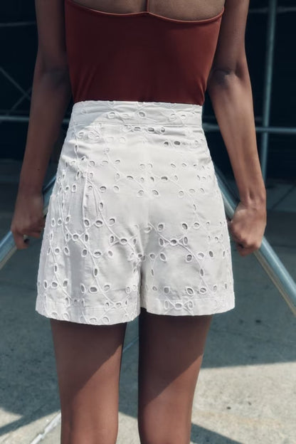 Pantalones cortos informales con diseño de recorte calado bordados de cintura alta de verano para mujer