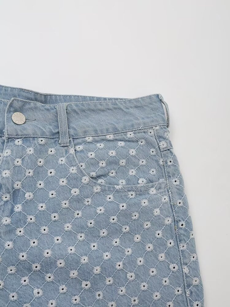 Pantalones cortos de mezclilla azul claro con diseño fino de verano para mujer