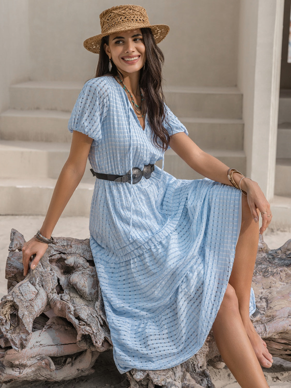 Vestido escalonado con manga globo y cuello anudado