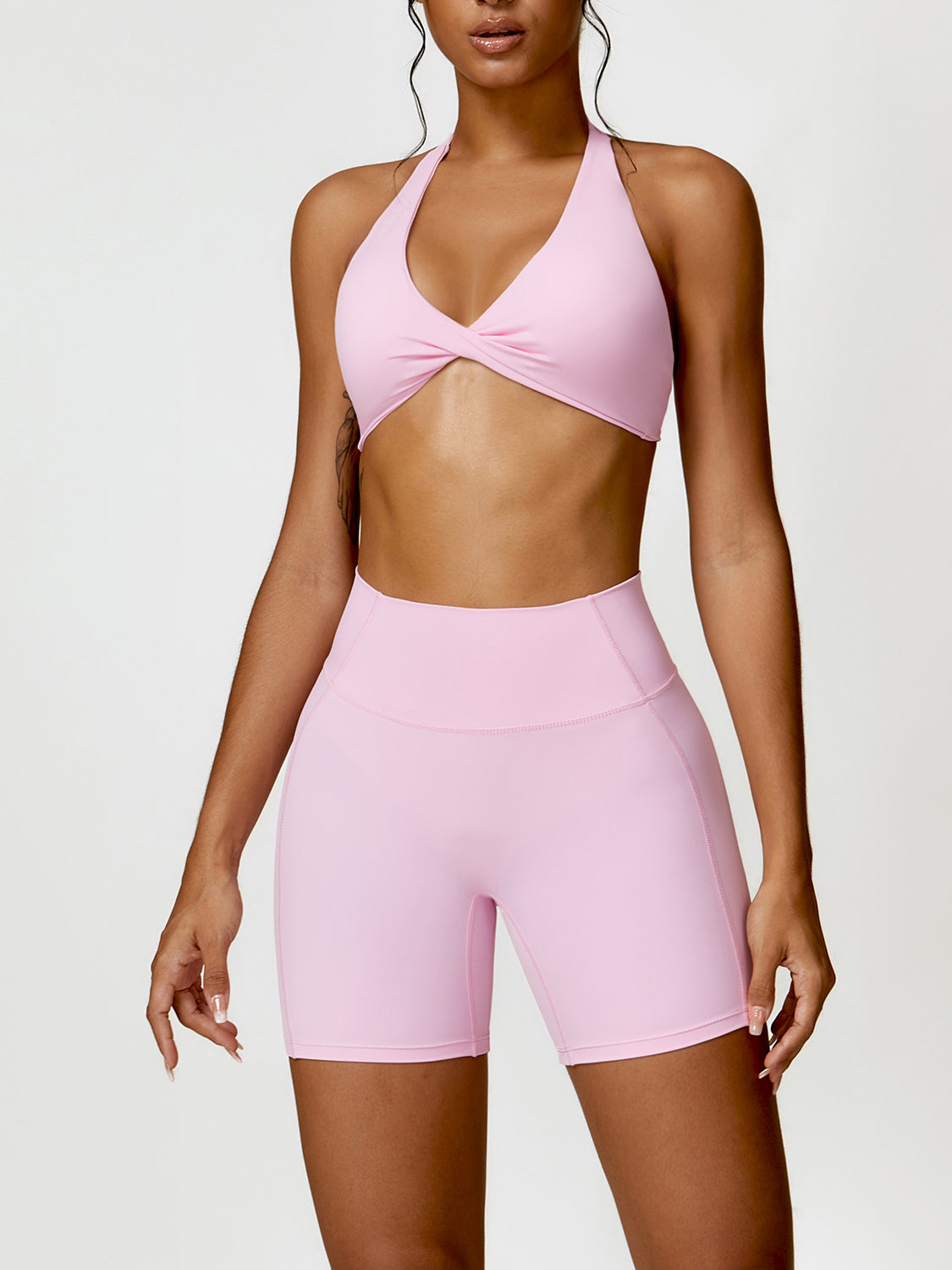 Ensemble actif soutien-gorge et short torsadés à col licou