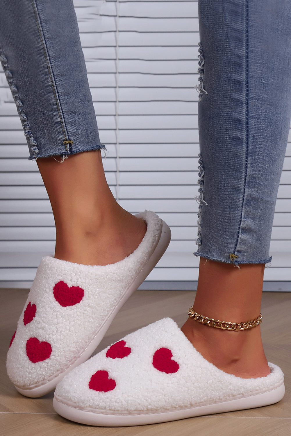 Pantuflas de casa de felpa con estampado de corazones blancos del día de San Valentín