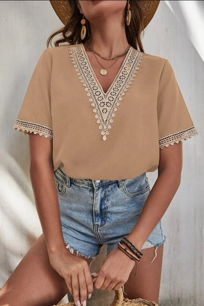 Blusa de manga corta con cuello en V y detalle de encaje de tamaño completo