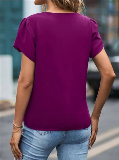 Blusa con mangas de pétalos y cuello en V