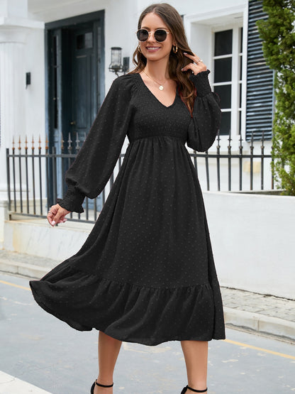 Robe smockée à col en V et manches lanternes avec ourlet à volants