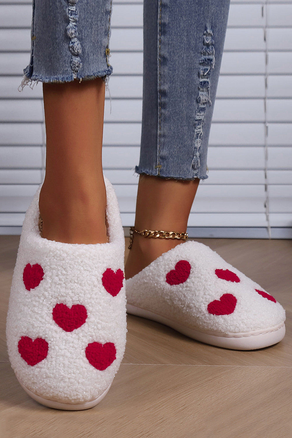 Pantuflas de casa de felpa con estampado de corazones blancos del día de San Valentín