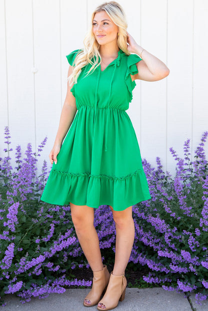 Robe vert vif fendue à col en V et taille élastique à volants