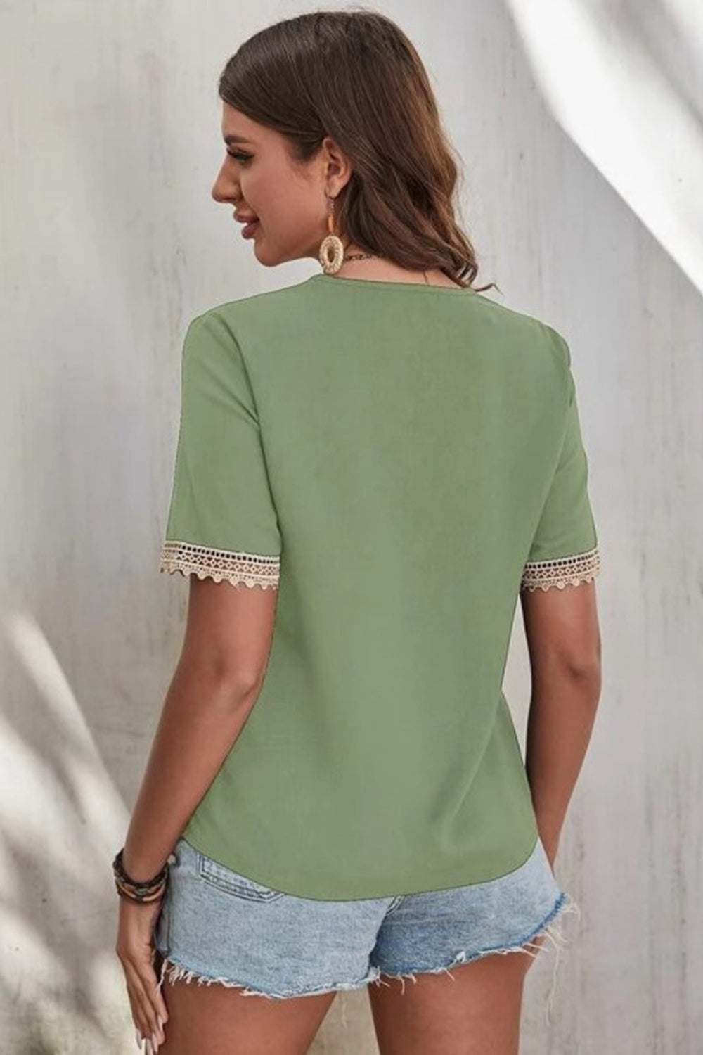 Blusa de manga corta con cuello en V y detalle de encaje de tamaño completo