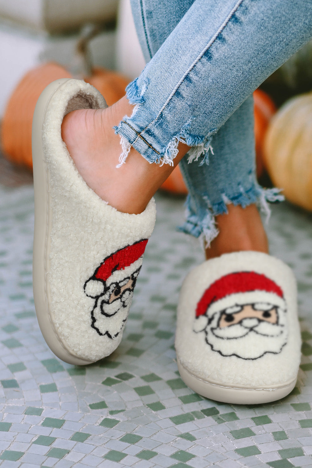 Pantuflas de felpa con estampado navideño de Papá Noel en color blanco