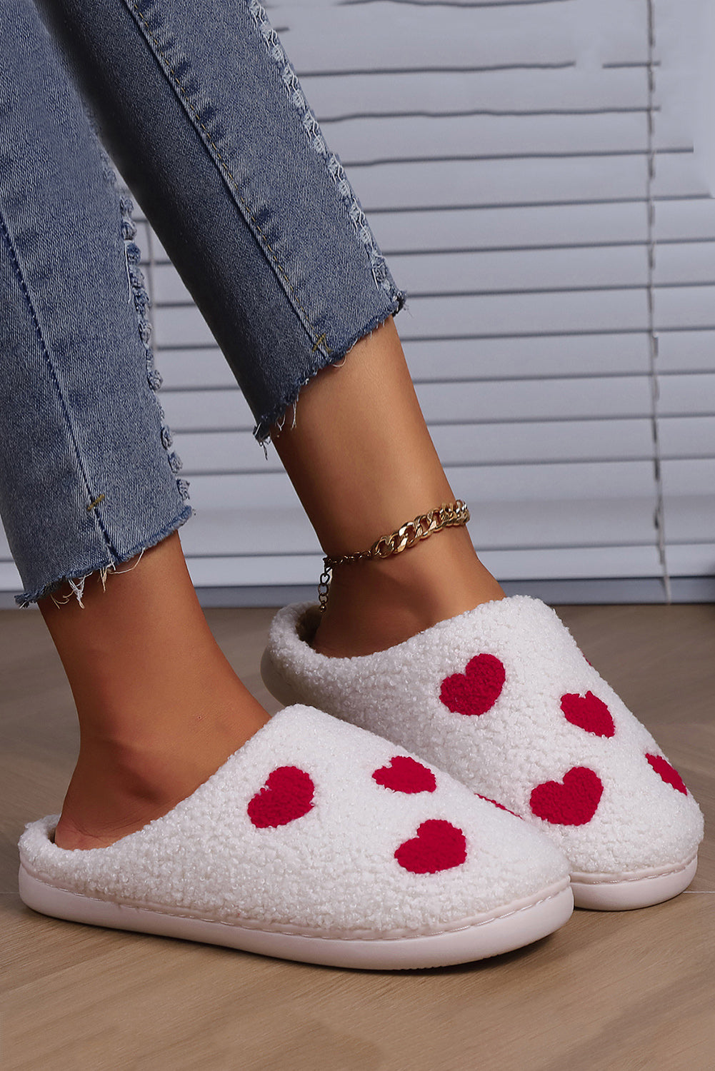 Pantuflas de casa de felpa con estampado de corazones blancos del día de San Valentín