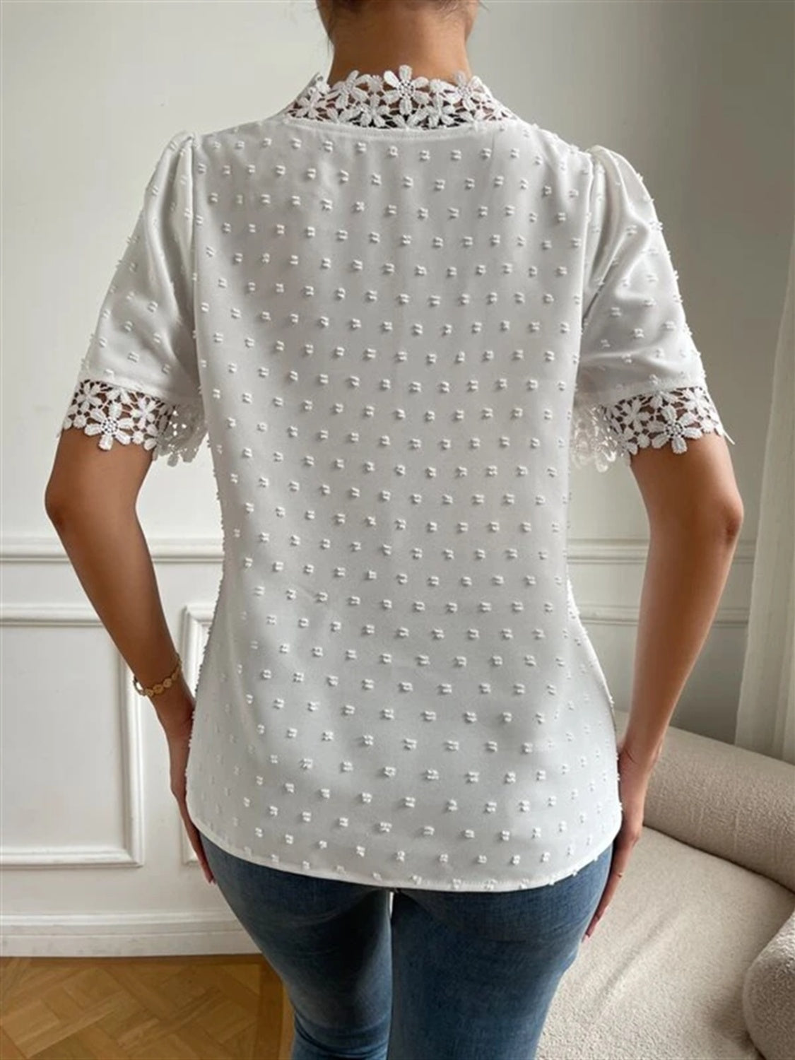 Blusa de manga corta con cuello en V y lunares suizos