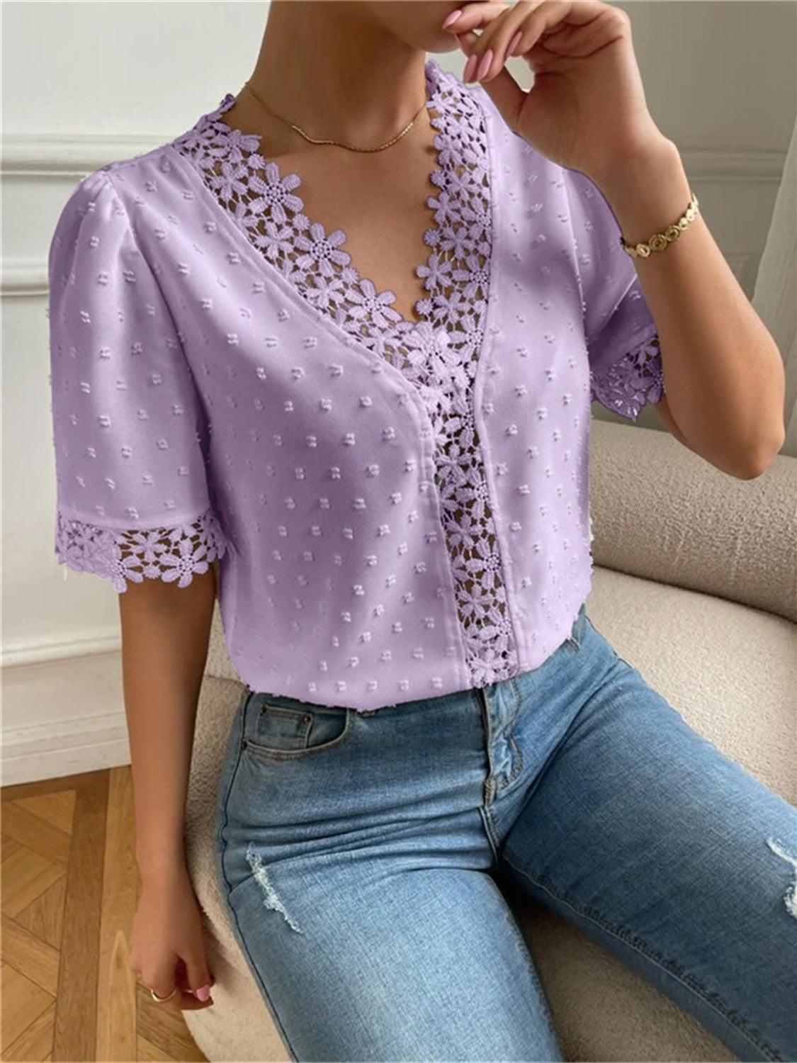 Blusa de manga corta con cuello en V y lunares suizos