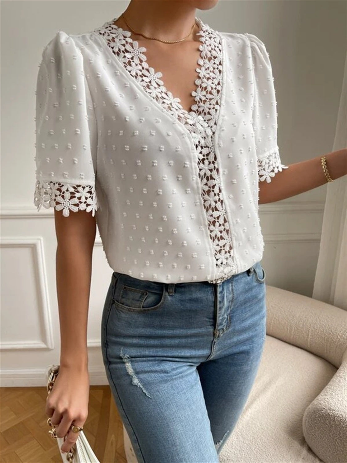 Blusa de manga corta con cuello en V y lunares suizos