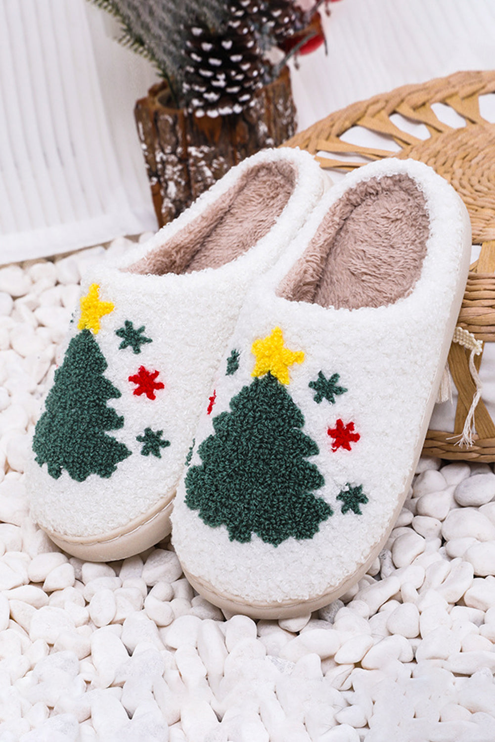 Zapatillas de casa blancas con estampado de árbol de Navidad borroso