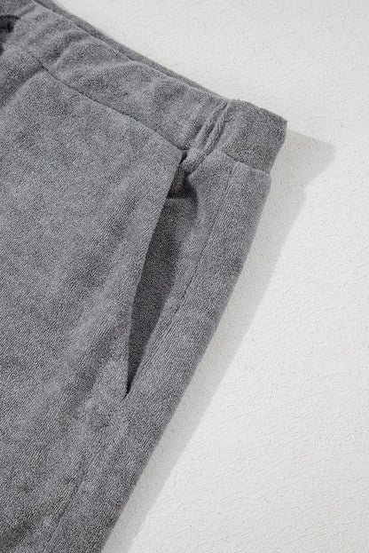 Ensemble de salon gris avec haut à manches longues et short à cordon de serrage