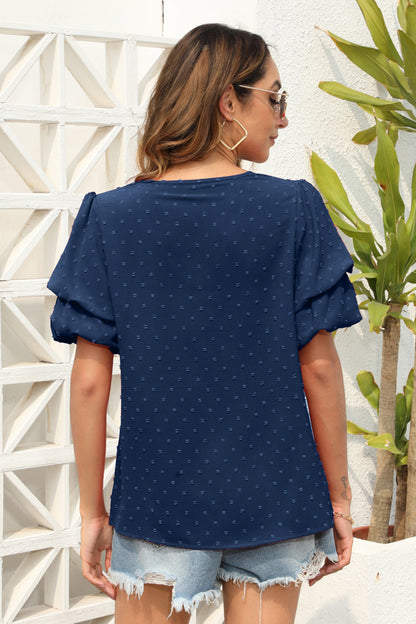 Blusa de manga corta con cuello en V y lunares suizos