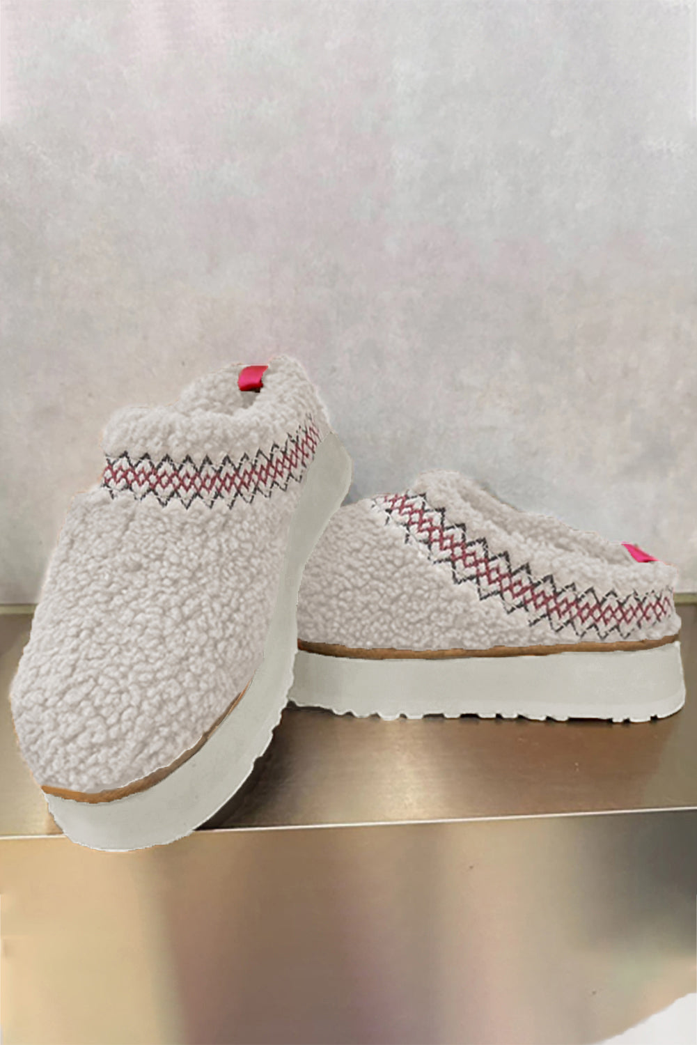 Zapatillas de invierno con suela gruesa de felpa Sherpa bordada blanca