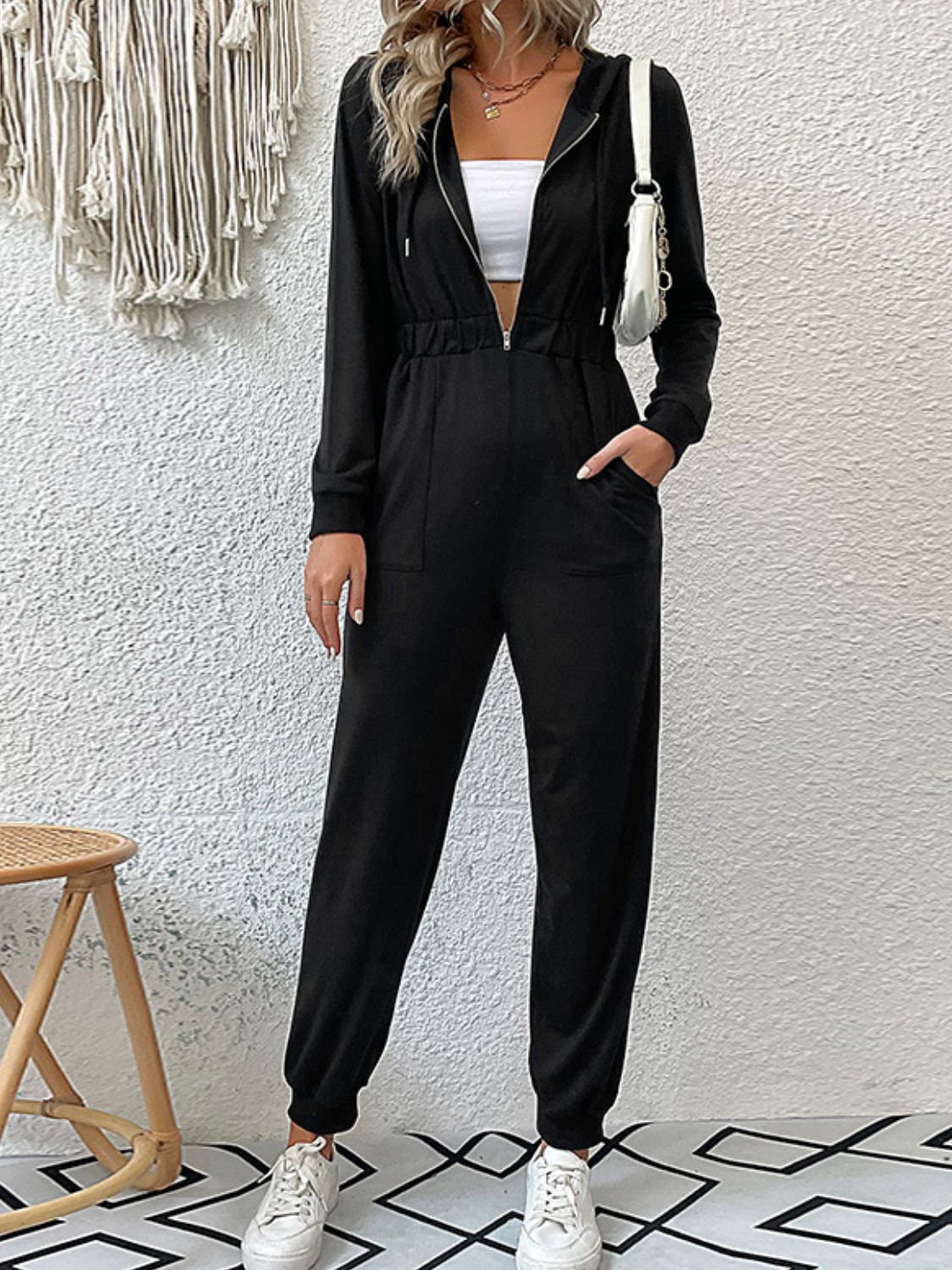 Mono jogger con capucha y cintura elástica con cremallera