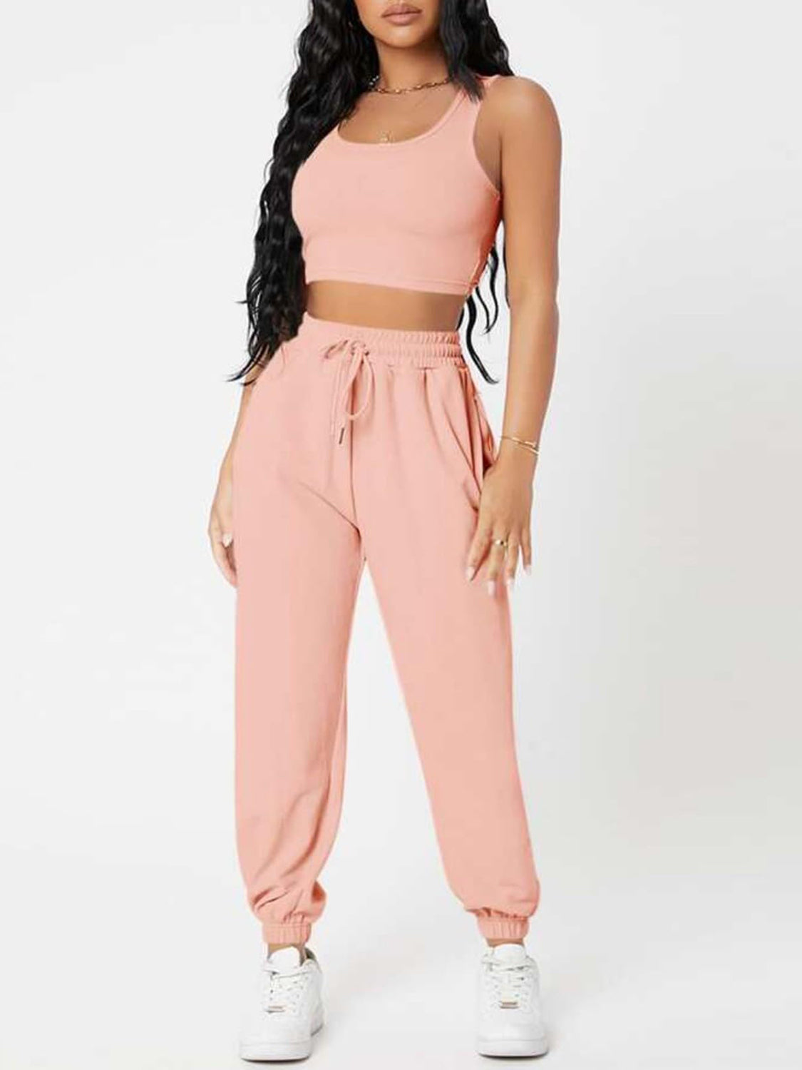 Conjunto de top con tirantes anchos y joggers con cordón