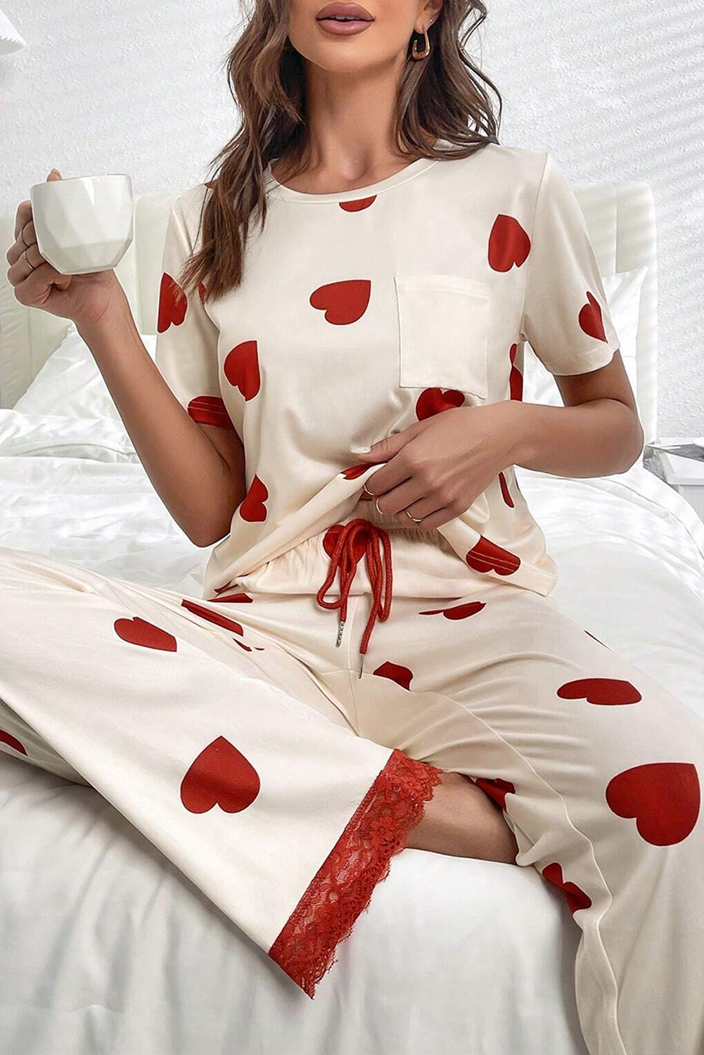 Conjunto de pijama con pantalones y camiseta con dobladillo de encaje y estampado de corazones de San Valentín blanco