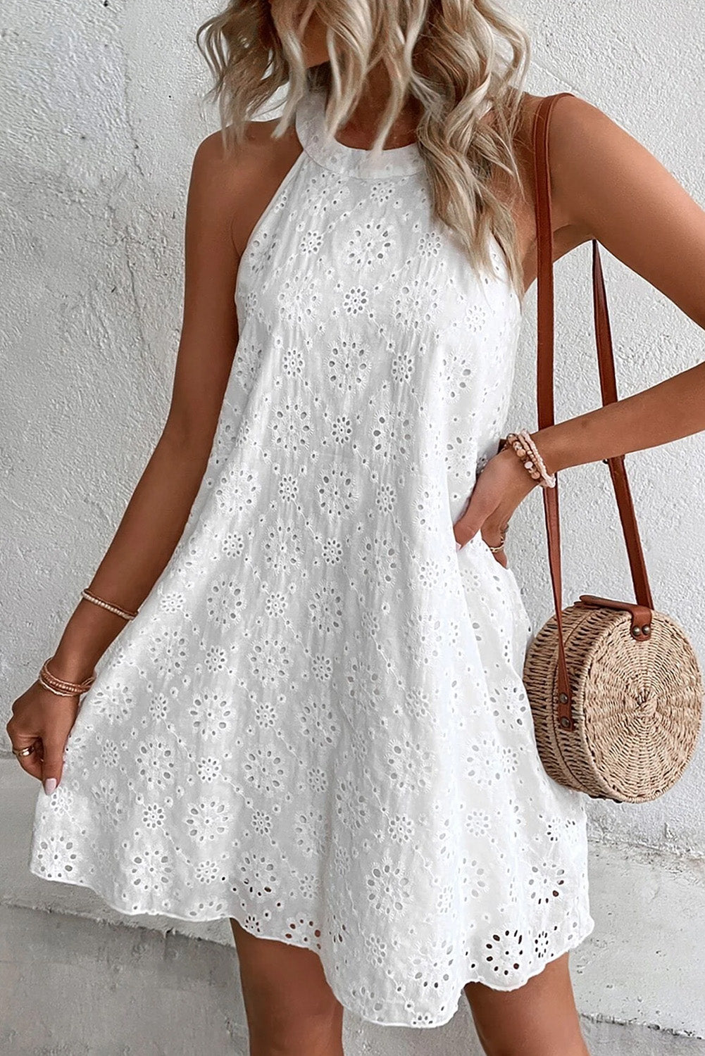 Vestido sin mangas con cuello halter y estampado de ojales boho blanco