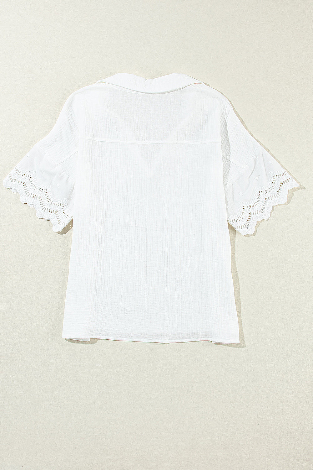 Blusa con cuello en V y manga empalmada de encaje arrugado blanca