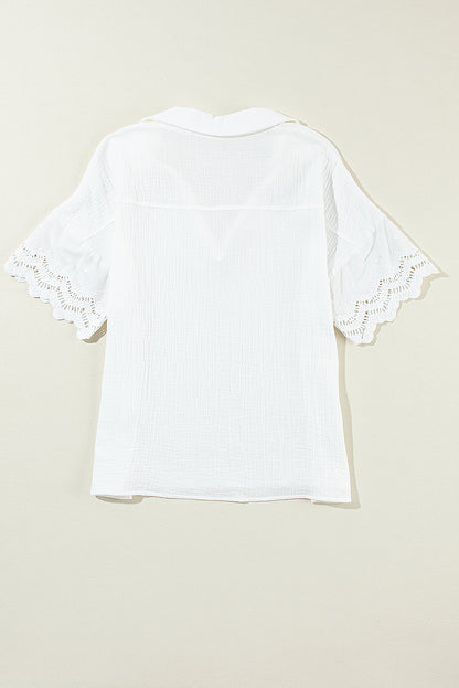 Blusa con cuello en V y manga empalmada de encaje arrugado blanca