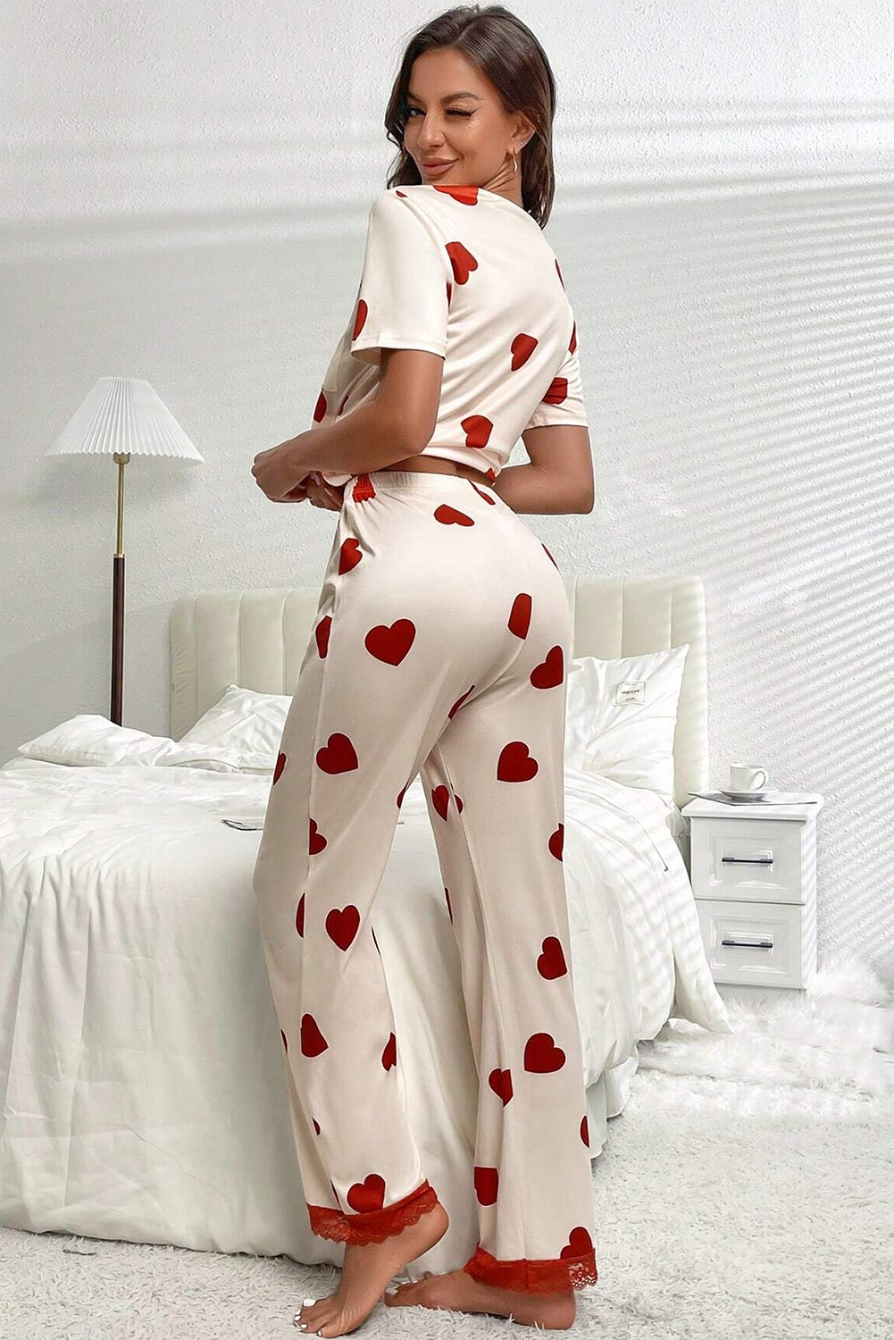 Conjunto de pijama con pantalones y camiseta con dobladillo de encaje y estampado de corazones de San Valentín blanco