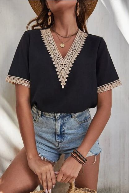 Blusa de manga corta con cuello en V y detalle de encaje de tamaño completo