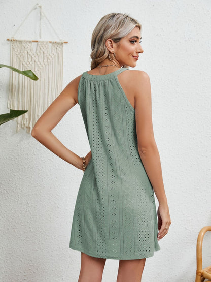 Robe courte à col grec et œillets