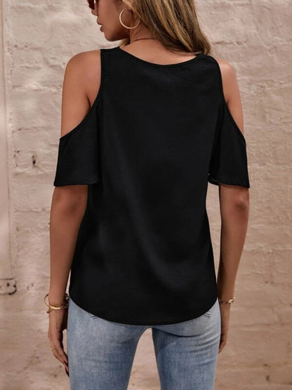 Blusa con hombros descubiertos y cuello en V