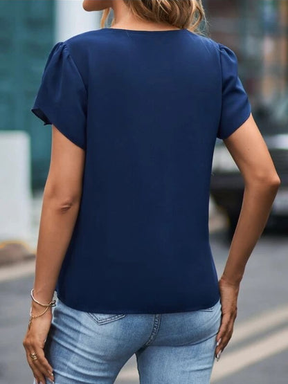 Blusa con mangas de pétalos y cuello en V