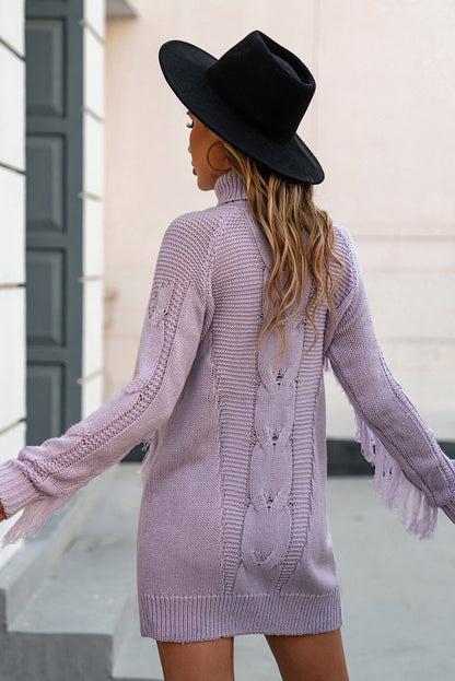 Vestido estilo suéter con cuello alto y detalle de flecos