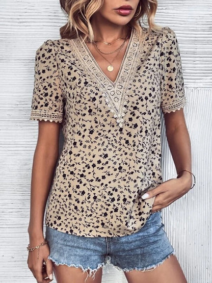 Blusa de manga corta con cuello en V estampada de tamaño completo