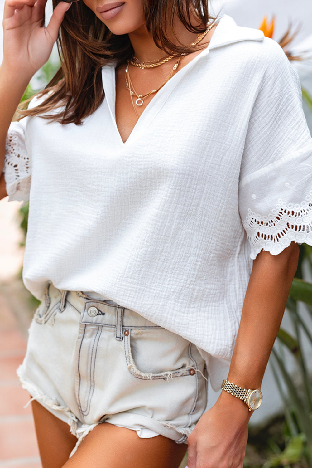 Blusa con cuello en V y manga empalmada de encaje arrugado blanca