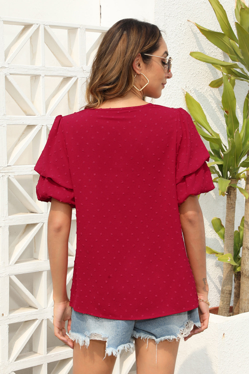 Blusa de manga corta con cuello en V y lunares suizos