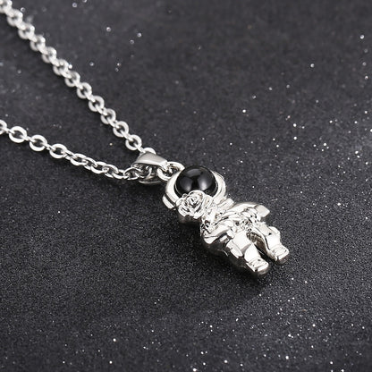 Collar de acero inoxidable con colgante de astronauta y piedra ojo de gato