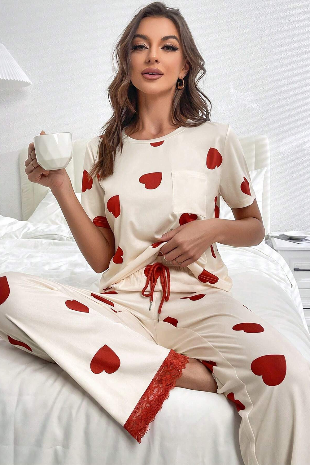 Conjunto de pijama con pantalones y camiseta con dobladillo de encaje y estampado de corazones de San Valentín blanco