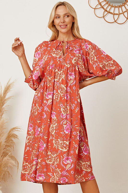 Robe florale à manches mi-longues et col noué